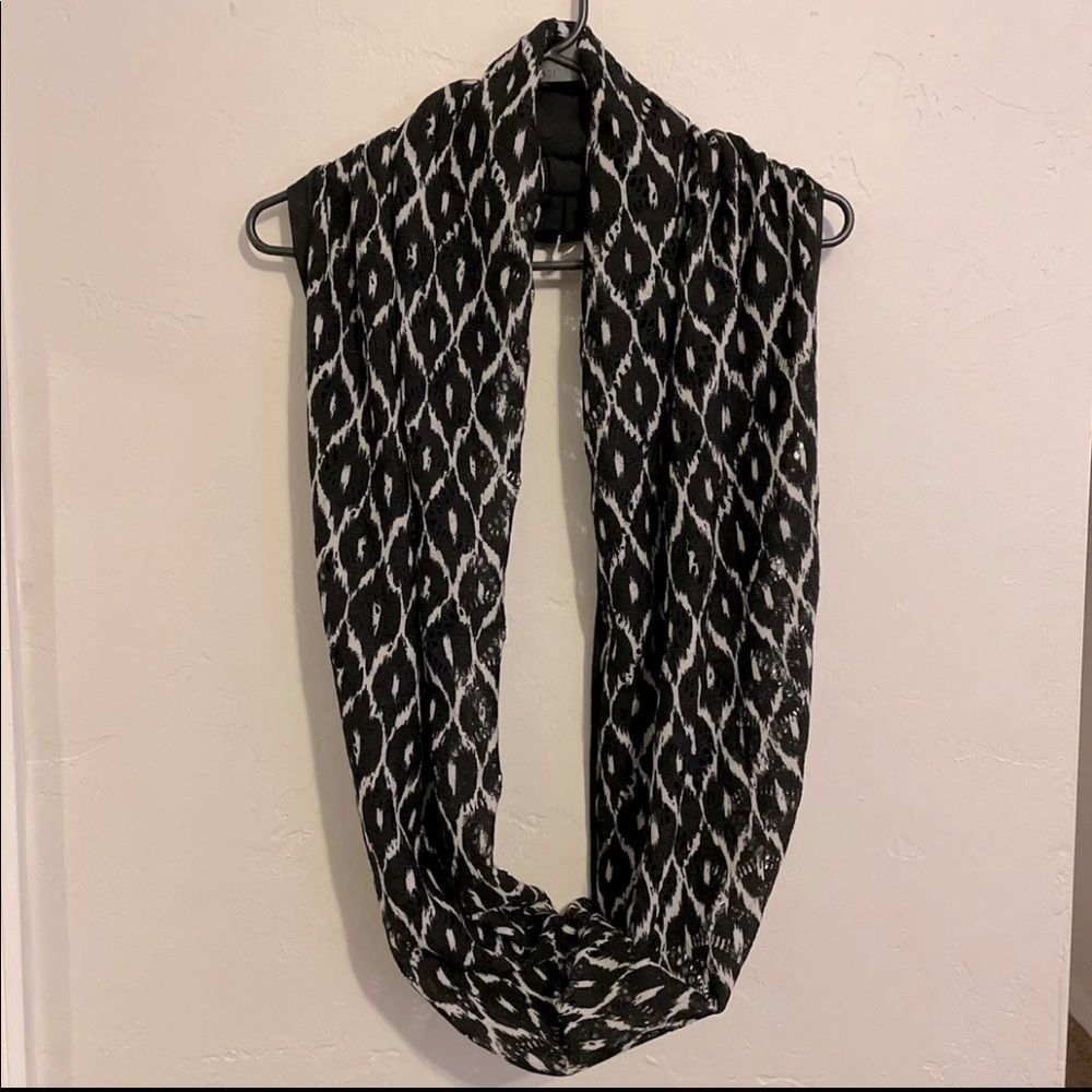 Black/White Infinity Scarf